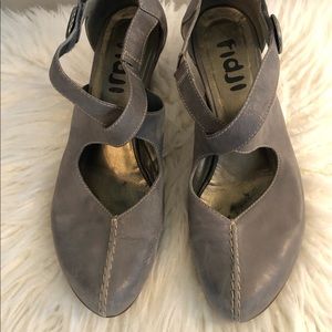 Fidji grey leather criss cross pumps size 39.5